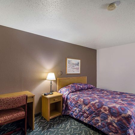 Rodeway Inn Gateway To Medora T-Roosevelt & Makoshika State Park Wibaux Extérieur photo