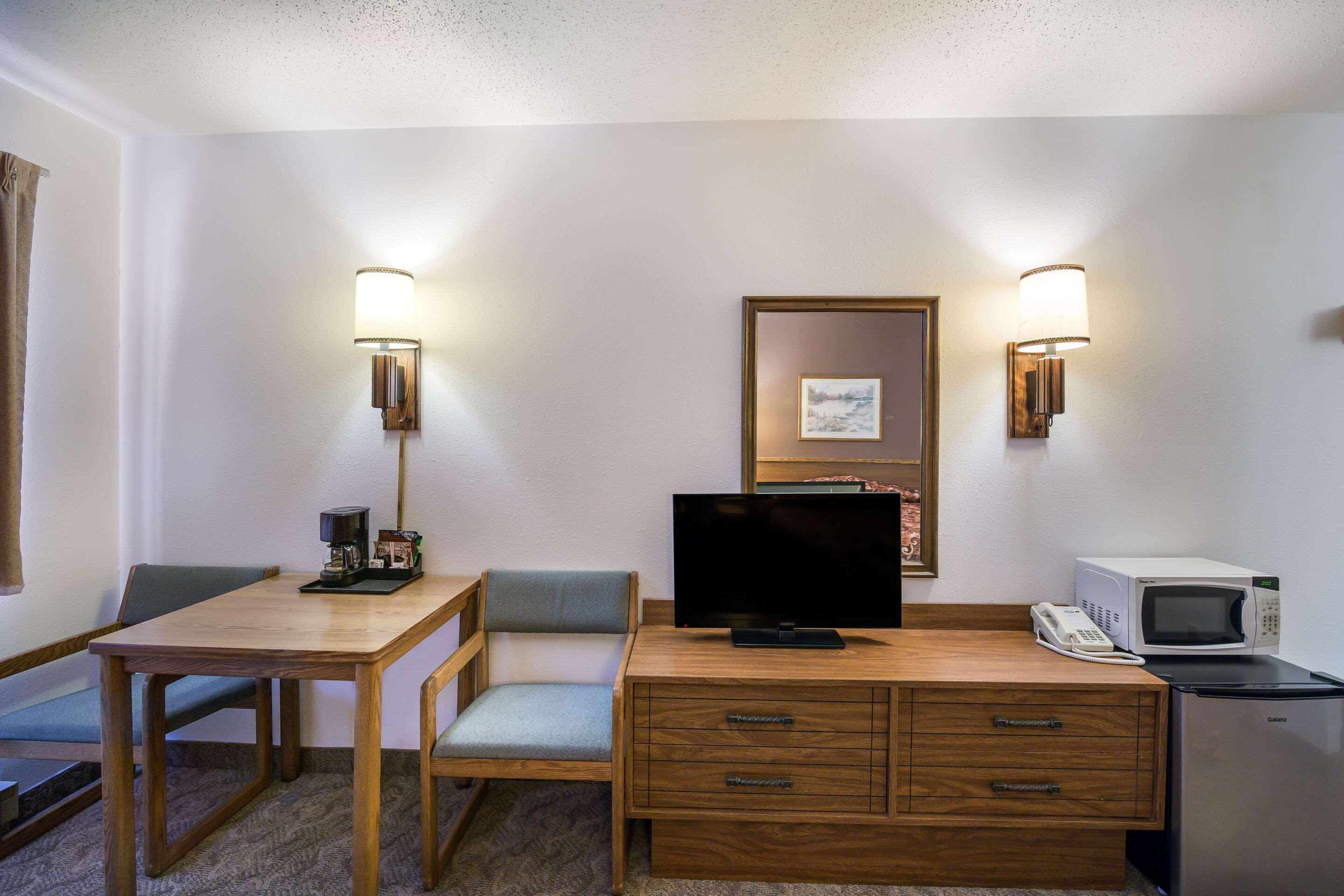 Rodeway Inn Gateway To Medora T-Roosevelt & Makoshika State Park Wibaux Extérieur photo