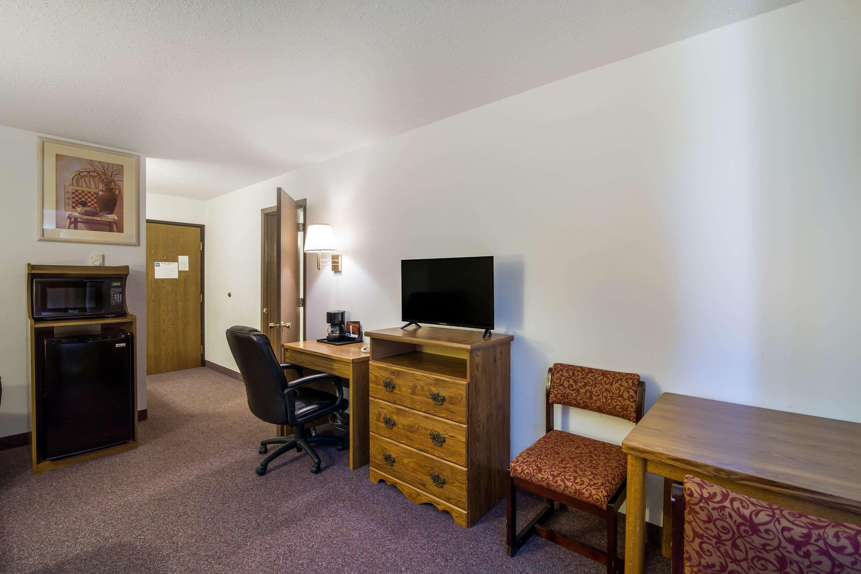 Rodeway Inn Gateway To Medora T-Roosevelt & Makoshika State Park Wibaux Extérieur photo